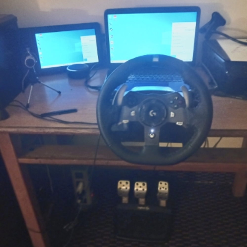 Logitech G920 Force Steering Wheel and Pedals